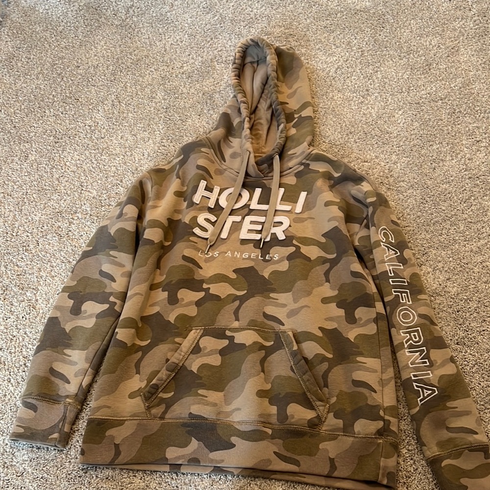 hollister green camouflage sweatshirt size medium never worn perfect condition
